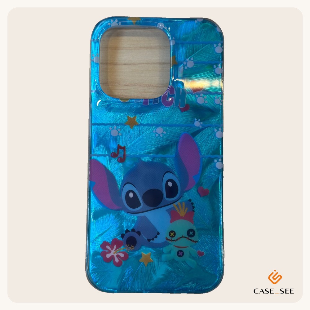 Capa azul brilhante com o Stitch deitado ao lado da boneca Scrump, flor rosa, estrelas douradas e a palavra Stitch no topo.